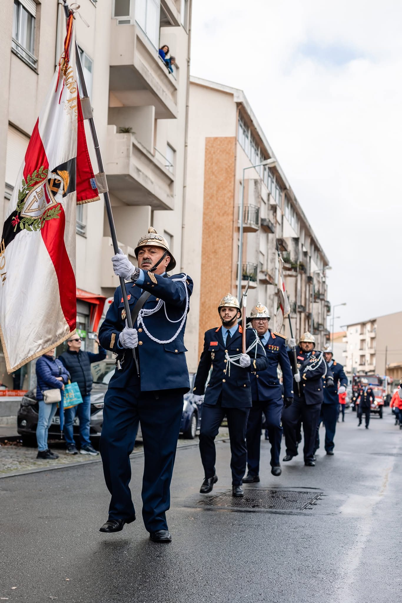 Cortejo com estandarte da Associação Humanitária de Bombeiros Voluntários de Valbom